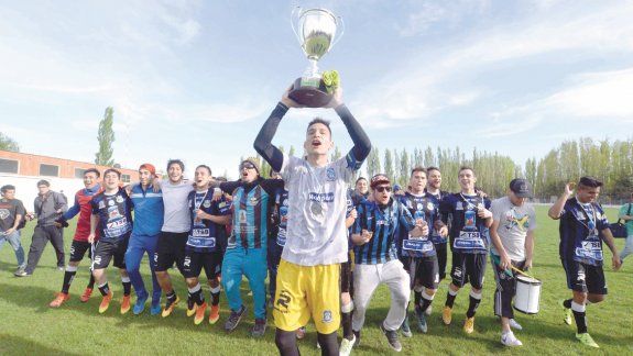 Stivel, una de las figuras del equipo, levanta el trofeo de campeón junto a sus compañeros.&nbsp;