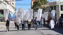 La masiva manifestación recorrió las calles del centro cipoleño y terminó con un acto frente a la Comisaría 4ta. La masiva manifestación recorrió las calles del centro cipoleño y terminó con un acto frente a la Comisaría 4ta.