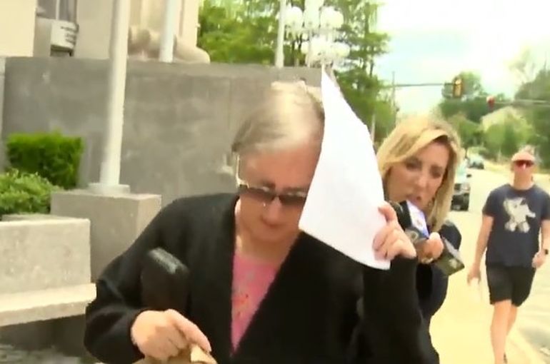 Denise Lodge, esposa de Cedric Lodge, fue sentenciada a un año y un día de prisión. Denise Lodge, esposa de Cedric Lodge, fue sentenciada a un año y un día de prisión.