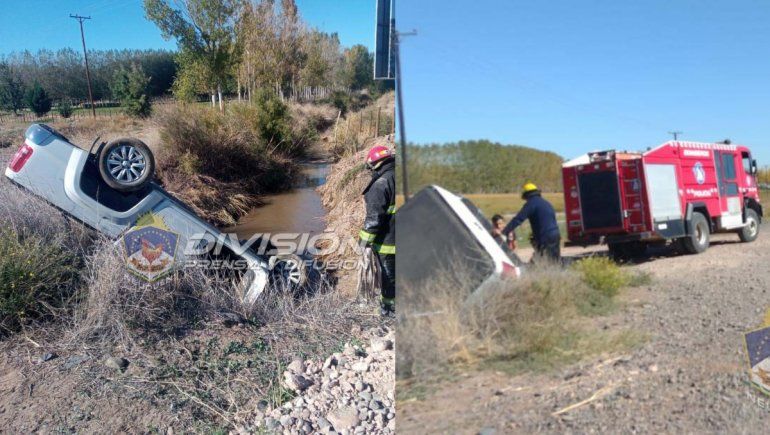 Perdió su carga y causó que otro conductor cayera a un canal