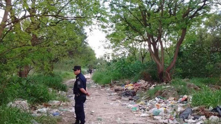 Un hombre encontró una mano en un parque de Paraná y la Policía halló el resto. Los cortes fueron precisos.