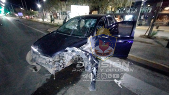 El vehículo quedó varado sobre la calzada. En tanto, el conductor huyó en dirección al Parque Central. El vehículo quedó varado sobre la calzada. En tanto, el conductor huyó en dirección al Parque Central.