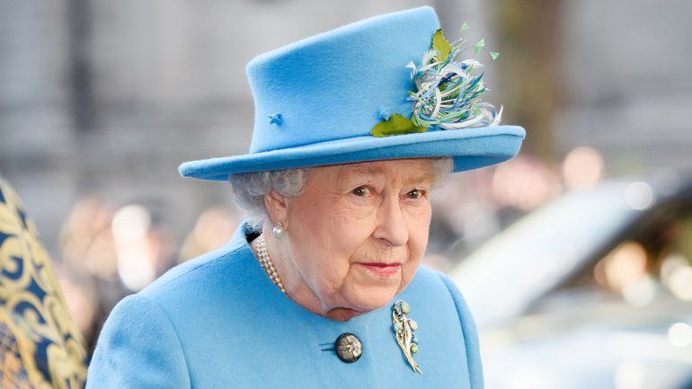 Isabel II de Inglaterra siempre usa sombrero