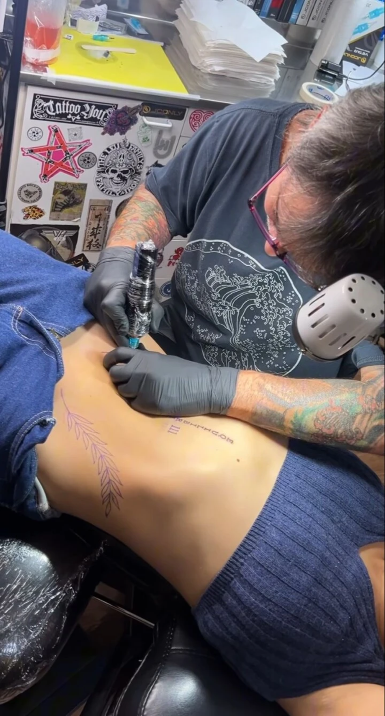 Cuál es el nuevo tatuaje que se hizo Flor Vigna en la panza