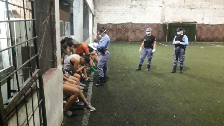 ¡Increíble! De la canchita de fútbol derecho a la comisaría