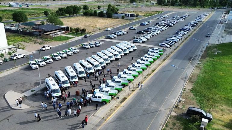 La provincia entregó vehículos al interior. La provincia entregó vehículos al interior.