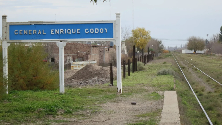 Dos vecinas del General Enrique Godoy tuvieron que acordar usos y normas para el juego de niños en la vereda pública.