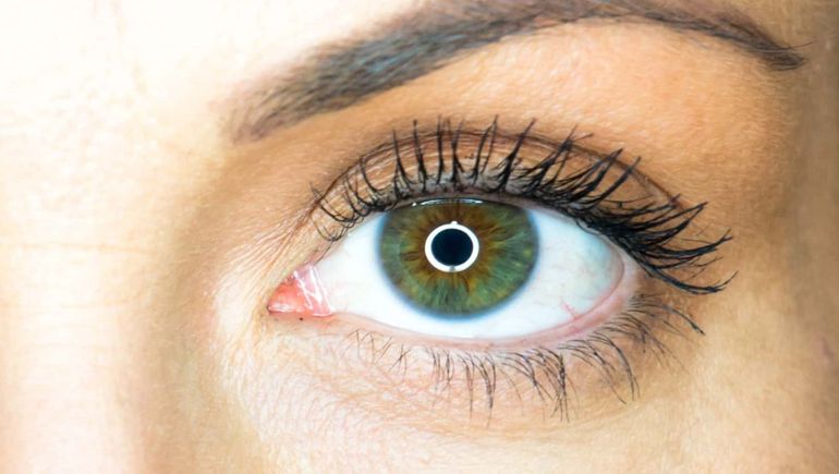 El error más común al maquillarse los ojos: puede generar el efecto contrario al buscado