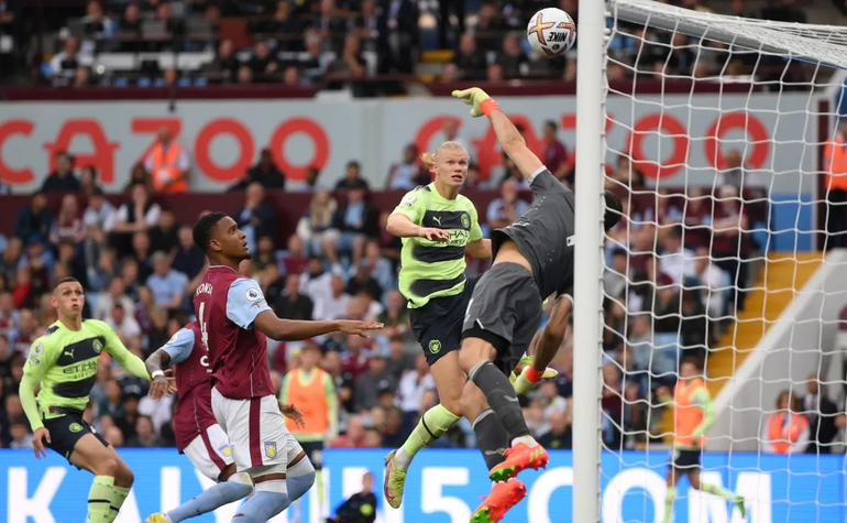 Dibu Martínez sufrió a Haaland pero en el final salvó al Aston Villa