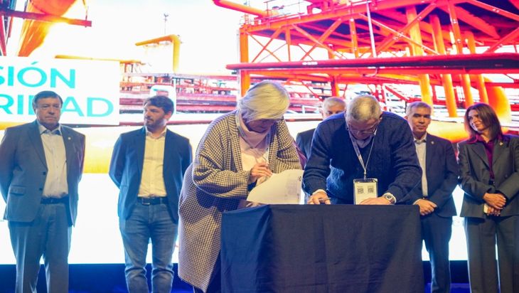 Firma del acuerdo entre las autoridades de la UNCo y el IAPG para crear la nueva Diplomatura en Integridad y Corrosión. Firma del acuerdo entre las autoridades de la UNCo y el IAPG para crear la nueva Diplomatura en Integridad y Corrosión.