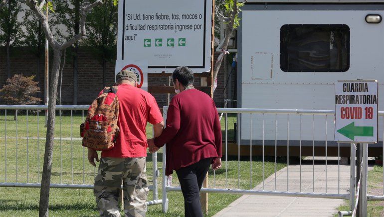 Una ciudad caliente de COVID donde la gente le esquiva a los hisopados