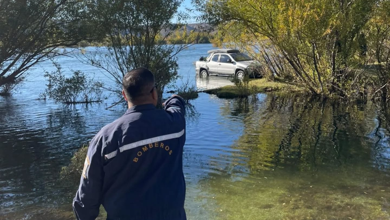 Pescadores se quedaron varados tras la crecida del río y se montó un operativo de rescate