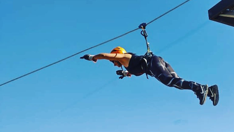 Alejandra, entre la belleza y la altura de la gran tirolesa