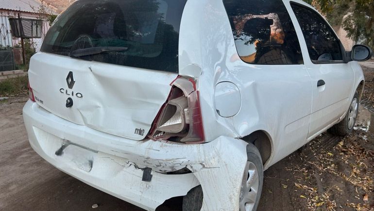 Chocó un auto estacionado y se fugó: quedó filmado por las cámaras del propietario