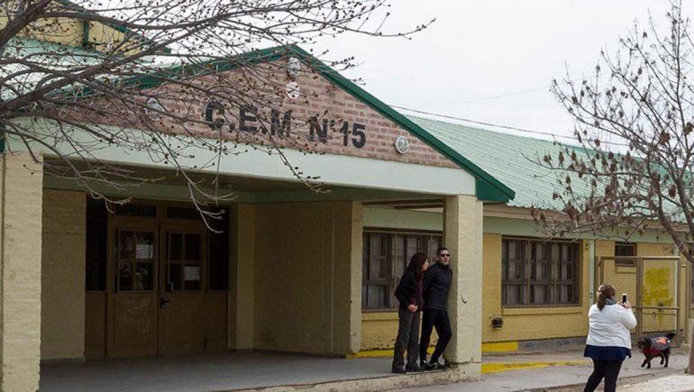 Armado con un cuchillo esperó a un compañero en la puerta del colegio
