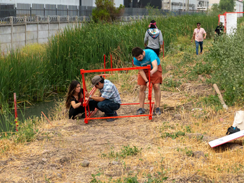 Plataforma de acceso que facilita la mantención del canal y reducen el riesgo de nuevos vertidos ilegales.Ciudad Emergente Plataforma de acceso que facilita la mantención del canal y reducen el riesgo de nuevos vertidos ilegales.Ciudad Emergente