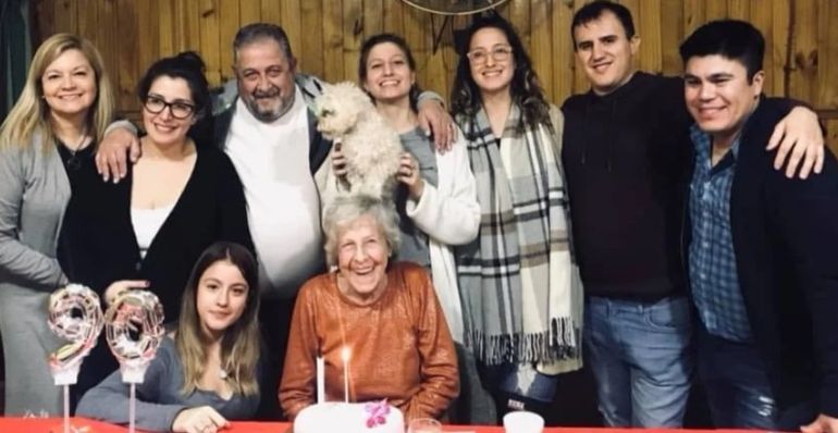 Chubut: Alejandra hoy, jubilada, feliz y rodeada de hijos y nietos.