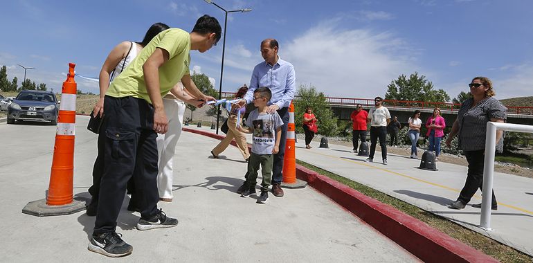 El corte de cinta de la costanera de Las Lajas. El corte de cinta de la costanera de Las Lajas.