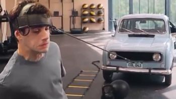 impactante entrenamiento de colapinto: entrena su cuello ¡moviendo un auto con su cabeza!