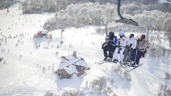 La nieve llegó temprano a Chapelco y genera expectativa entre los esquiadores. La temporada abrirá el 15 de junio.