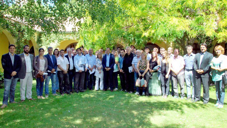 Los representantes de todos los partidos políticos posaron para una foto inédita en el último tiempo.