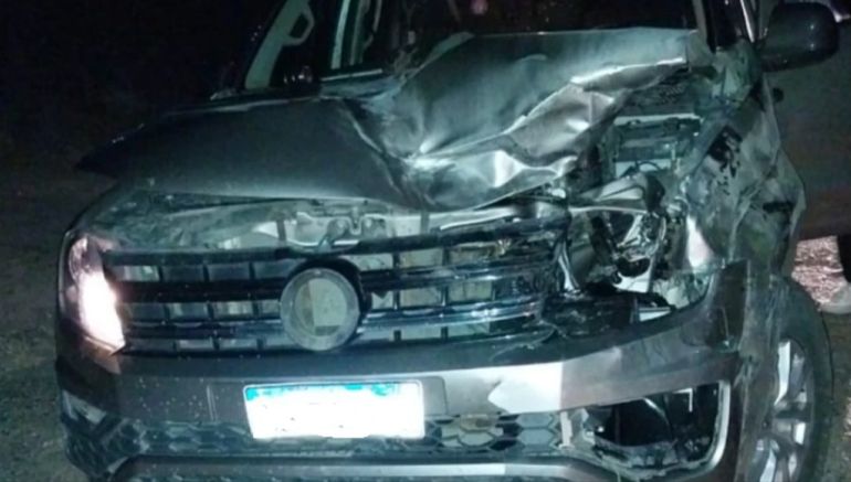 El frente de la Amarok en la que viajaban un matrimonio y sus hijos quedó destruido tras impactar contra un guanaco en la ruta 26, en Chubut. El frente de la Amarok en la que viajaban un matrimonio y sus hijos quedó destruido tras impactar contra un guanaco en la ruta 26, en Chubut.