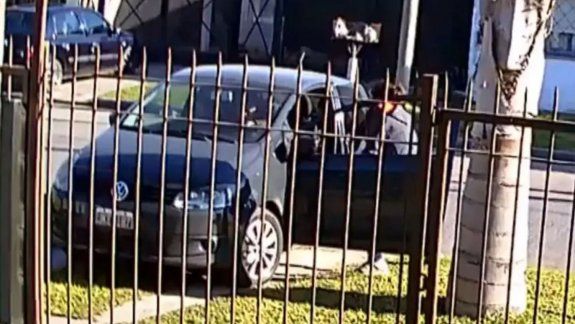 video: le robaron el auto con el hijo adentro