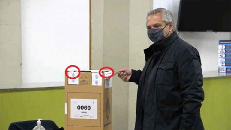 Son verdaderas las fotos del Presidente votando en una urna con una faja de seguridad cortada y la Justicia investiga