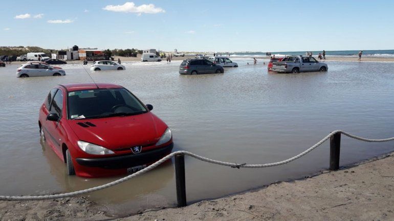 Una marea extraordinaria sorprendió en Piedras Coloradas y dejó 20 vehículos bajo agua