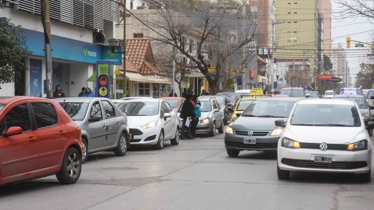 Una constante: estacionar en doble fila o en lugares prohibidos.