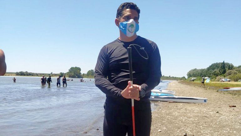 El palista ciego neuquino que emociona en la Regata del Río Negro