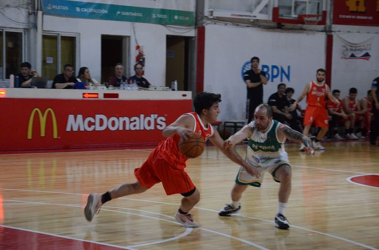 Tras la sanción por los incidentes, Independiente de Neuquén se puso arriba ante Pérfora