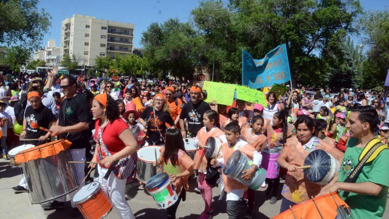 La movilización por el centro neuquino se repitió en varias localidades del interior. Color