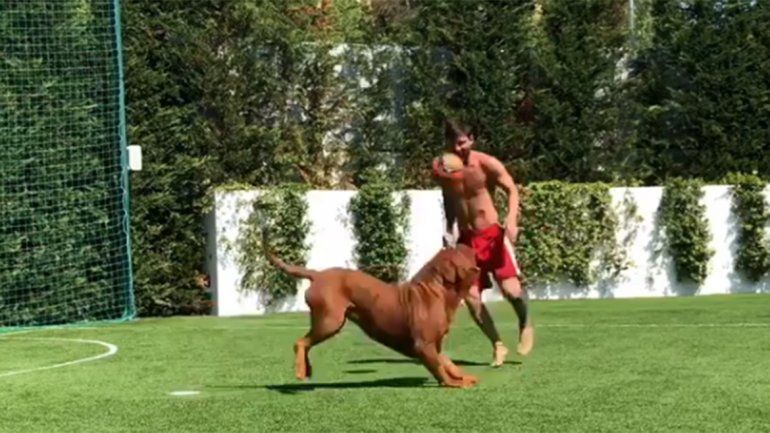 Messi se divirtió jugando al fútbol con su perro