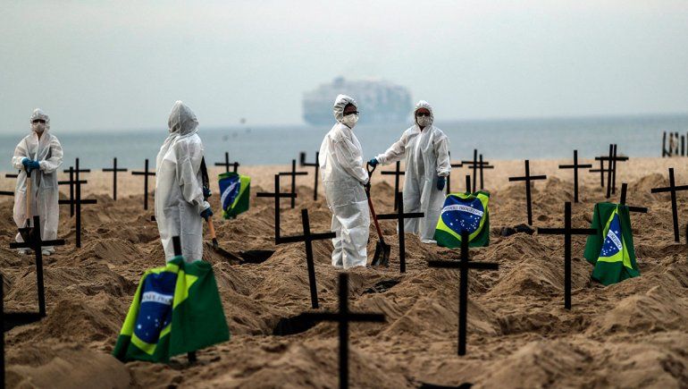 Impactante protesta en Brasil: cavan fosas comunes en la playa