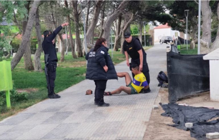 El presunto agresor fue identificado porque testigos informaron que vestía una camiseta de Boca: también presentaba heridas cortantes, pero no de gravedad. El presunto agresor fue identificado porque testigos informaron que vestía una camiseta de Boca: también presentaba heridas cortantes, pero no de gravedad.