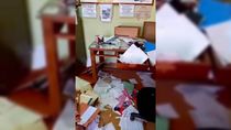 El interior del edificio del consorcio de Riego de Centenario y Vista Alegre, saqueado.