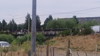 Gendarmería dispuso de un operativo para desalojar a los manifestantes en Ruta 40 Gendarmería dispuso de un operativo para desalojar a los manifestantes en Ruta 40