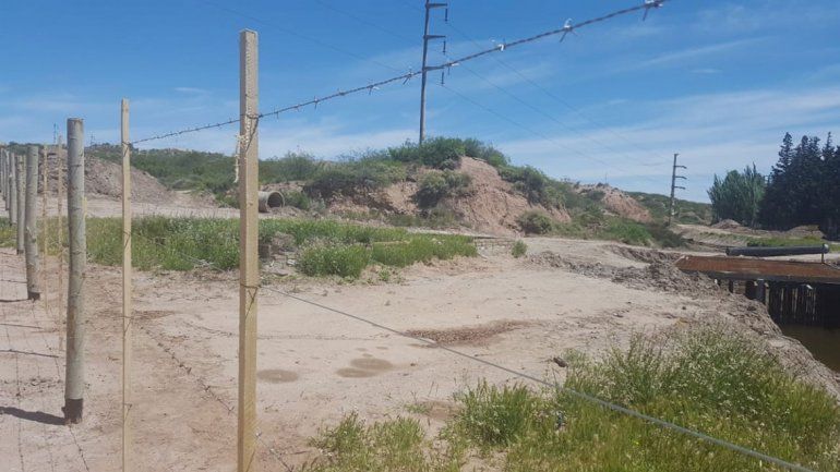 Vecina alambró una calle que asegura es el patio de su casa y responsabiliza a la Muni