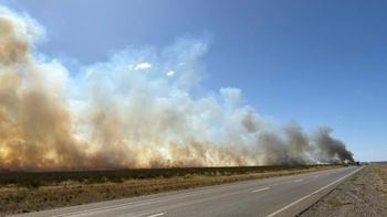 El fuego se inició a unos 25 kilómetros de Puerto Madryn y el tránsito en la ruta 3 estuvo interrumpido de las 23 del miércoles a las 7 de la mañana siguiente.  