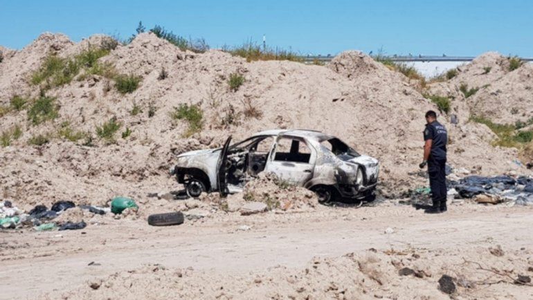 Convulsionó y murió: lo prendió fuego adentro del auto