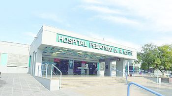 Los médicos del Hospital Notti tratan de salvarle la vida al pequeño. Los médicos del Hospital Notti tratan de salvarle la vida al pequeño.