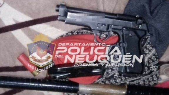 Con una pistola y una tumbera
