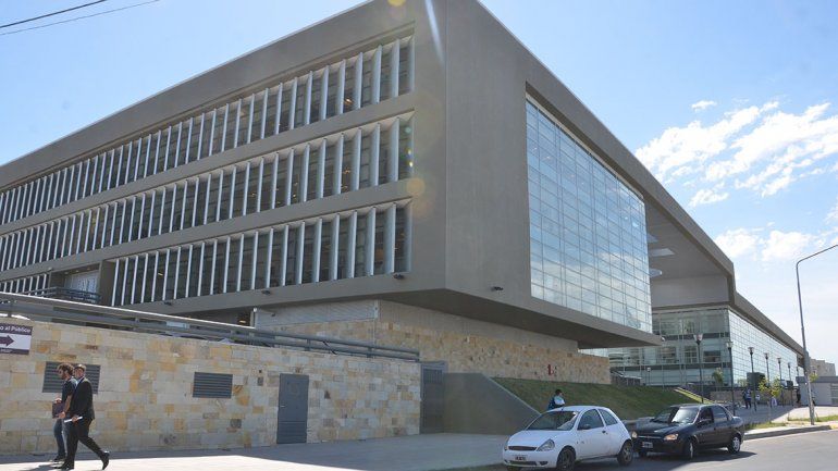 Golpeó y quiso ahorcar a su novia con un pañuelo