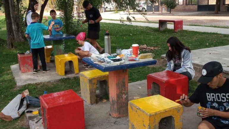 Jóvenes pintaron la plaza del barrio 99 Viviendas