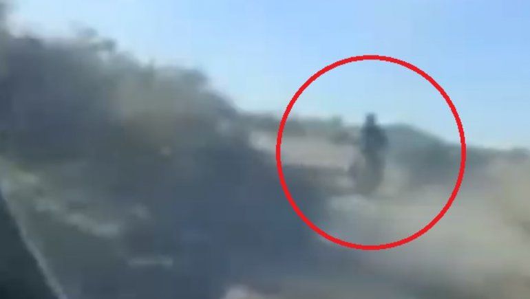 Atado con un cable al cuello, arrastró a un perro con su moto
