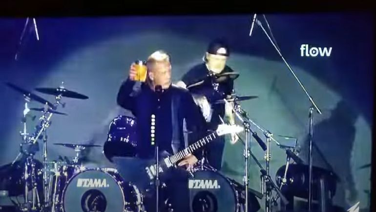 ¡Salud!: en pleno show, el cantante de Metallica tomó mate