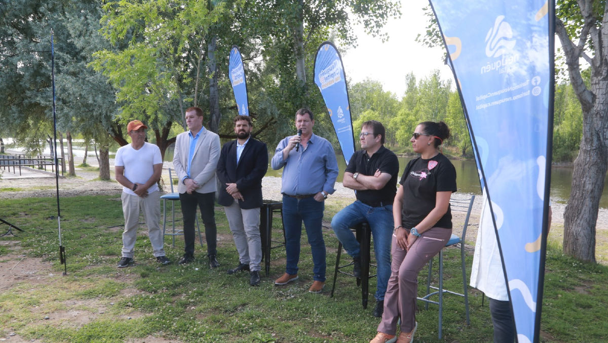 Autoridades municipales durante el lanzamiento de la temporada de pesca.