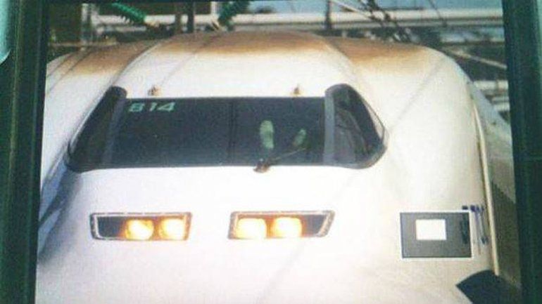 Ahí se ven los pies del conductor de un tren que vuela a unos 285 km/h.