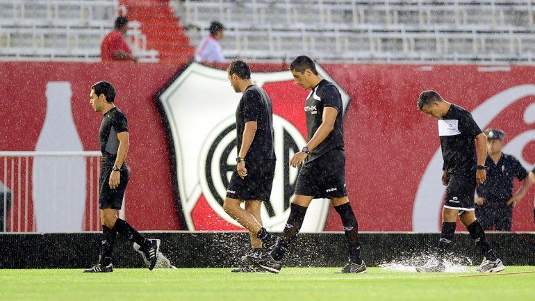 Rapallini salió varias veces a ver el campo de juego hasta que resolvió suspenderlo con la anuencia de los dirigentes de los dos clubes.